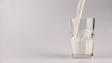 Süper yavaş çekim sütü bardağa boşaltıyor. 1000 fps hızla yüksek hızlı bir kamerayla çekildi..