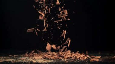 Rendelenmiş sütlü çikolatanın çok yavaş düşüşü. 1000 fps hızla yüksek hızlı bir kamerayla çekildi..