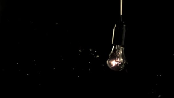 Ampoule au ralenti super écrasé avec des éclats de verre. — Video