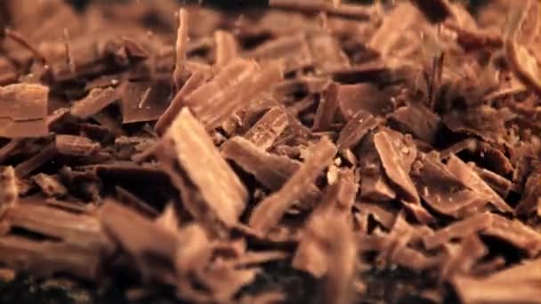 Super cámara lenta caída de chocolate con leche rallada. Filmado en una cámara de alta velocidad a 1000 fps. — Vídeos de Stock