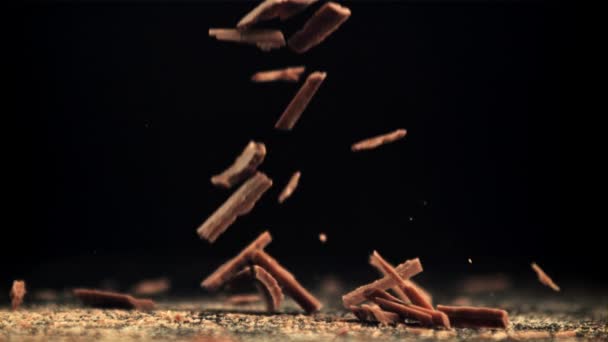 Super slow motion vallen van geraspte melkchocolade. Gefilmd op een hoge snelheidscamera met 1000 fps. — Stockvideo