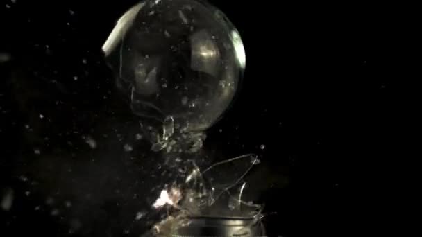 Super lâmpada de movimento lento explode com fragmentos de vidro. — Vídeo de Stock