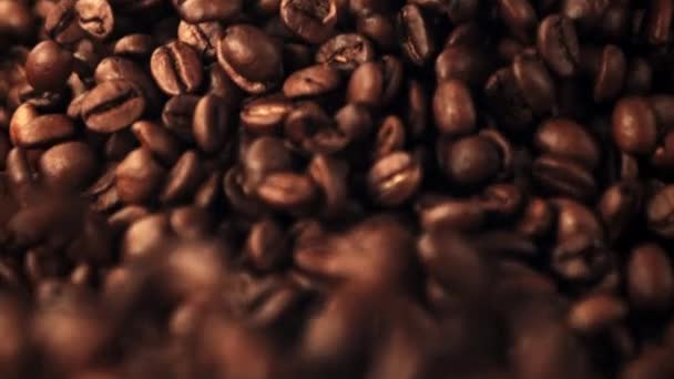 Los granos de café de cámara súper lenta se elevan y se caen. Filmado en una cámara de alta velocidad a 1000 fps. — Vídeo de stock