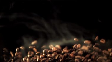 Sıcak buharlı süper yavaş kahve çekirdekleri yukarı çıkıyor. 1000 fps hızla yüksek hızlı bir kamerayla çekildi..