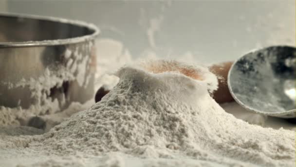 超スローモーション卵は小麦粉に落ちます.家庭での焼き菓子. — ストック動画