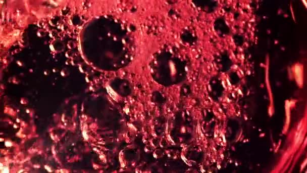 Super slow motion rött vin häller bubbelpool. Inspelning på en höghastighetskamera vid 1000 fps. — Stockvideo