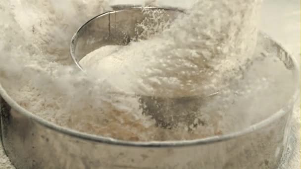 밀가루체 의초 속적 인 움직임은 밀가루를 튀긴 물보라와 함께 떨어진다. 고속 카메라에 촬영 1000 fps. — 비디오