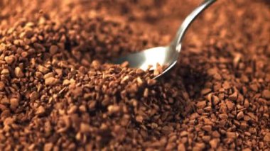 Çözülebilir kahveyle süper yavaş çekim kaşığı kahve yığınına düşer. 1000 fps hızla yüksek hızlı bir kamerayla çekildi..