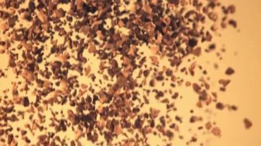 Süper yavaş çekim hazır kahveyi düşürür. 1000 fps hızla yüksek hızlı bir kamerayla çekildi..