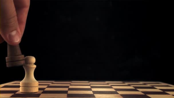 Super slow motion slaat de mannelijke hand het schaakfiguur naar beneden. Gefilmd op een hoge snelheidscamera met 1000 fps. — Stockvideo
