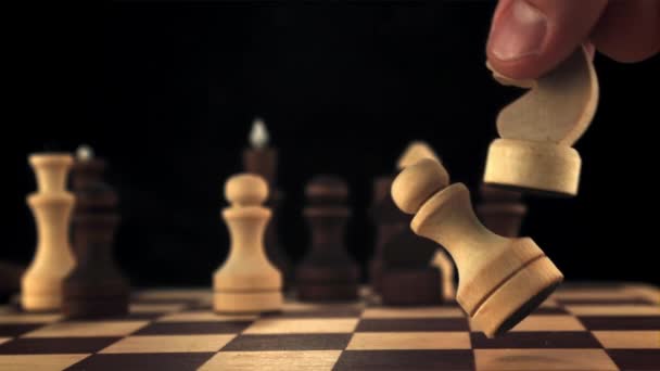 Super slow motion mans main frappe la pièce d'échecs hors de l'échiquier. Filmé par une caméra haute vitesse à 1000 ips. — Video