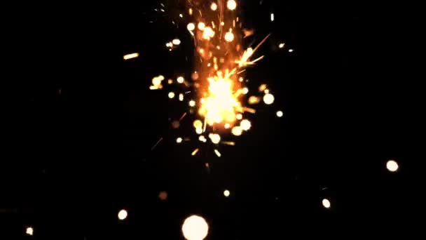 Újévi tűzijáték fekete háttérrel.Filmed a lassított felvétel 1000 képkocka másodpercenként.