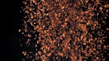 Süper yavaş çözünür kahve yere düşüyor. 1000 fp hızla yüksek hızlı kamerayla çekiliyor..