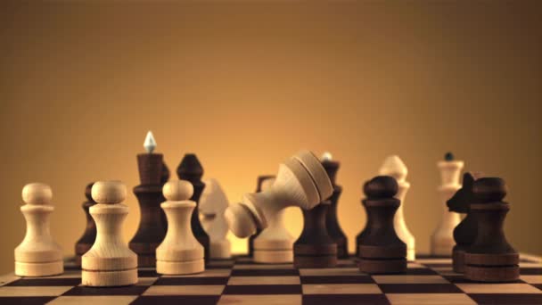 Super slow motion på schackbrädet faller schackfigur. Inspelning på en höghastighetskamera vid 1000 fps. — Stockvideo