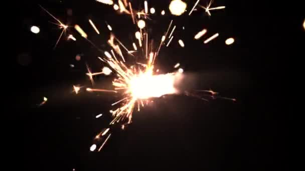 Σούπερ αργή κίνηση Bengal φωτιά καίει σε μαύρο φόντο.Τραβηγμένο σε μια κάμερα υψηλής ταχύτητας σε 1000 fps. — Αρχείο Βίντεο