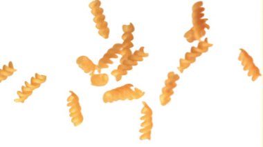 Süper yavaş çekimde kuru fusilli makarna. 1000 fps hızla yüksek hızlı bir kamerayla çekildi..