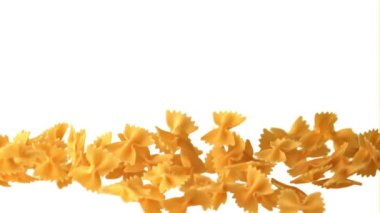 Süper yavaş çekimde kuru makarna farfalle. 1000 fps hızla yüksek hızlı bir kamerayla çekildi..