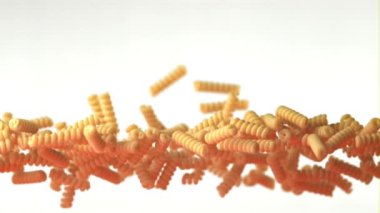 Fusilli kuru makarna damlalarının süper yavaş çekimi. 1000 fps hızla yüksek hızlı bir kamerayla çekildi..