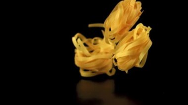 Süper yavaş çekimde makarna kuru tagliatelle masaya düşer. 1000 fps hızla yüksek hızlı bir kamerayla çekildi..