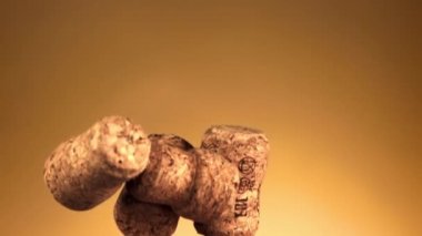 Yeni yıl şampanyasının mantarları yükseliyor. Saniyede 1000 kare yavaş çekimde çekiliyor..