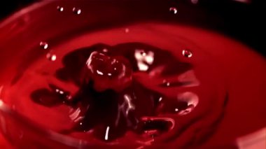 Şarabın çok yavaş bir damlası bardağa düşüyor. 1000 fps hızla yüksek hızlı bir kamerayla çekildi..