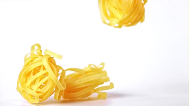 Super slow motion droge pasta tagliatelle valt op tafel. Gefilmd op een hoge snelheidscamera met 1000 fps. — Stockvideo
