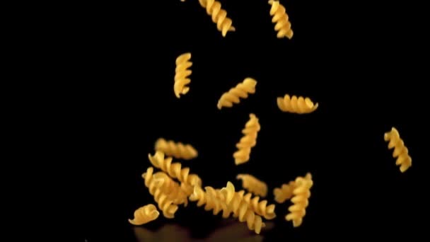 Massa fusilli seca super lenta cai sobre a mesa. Filmado em uma câmera de alta velocidade a 1000 fps. — Vídeo de Stock