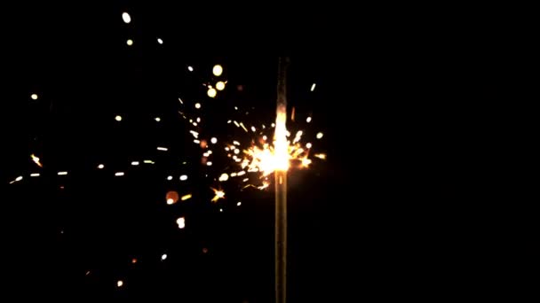 Σούπερ αργή κίνηση Bergal φωτιά καίει με σπινθήρες. Τραβηγμένο σε κάμερα υψηλής ταχύτητας στα 1000 fps. — Αρχείο Βίντεο