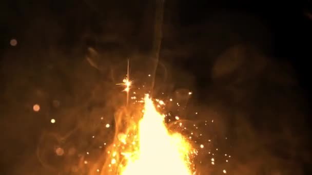 Helle Flamme Bigford Kordel mit Rauch auf schwarzem Hintergrund. Gefilmt wird Zeitlupe 1000 fps. — Stockvideo