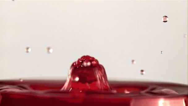 La gota de vino tinto en cámara súper lenta cae en la copa. Filmado en una cámara de alta velocidad a 1000 fps. — Vídeo de stock