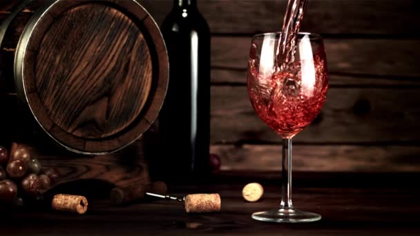 Super ralenti dans le verre sur la table verse tourbillon de vin. — Video