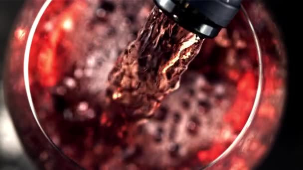 Сверхмедленное красное вино заливается в бокал воздушными пузырьками. Снято на высокоскоростную камеру со скоростью 1000 кадров в секунду. — стоковое видео