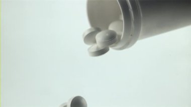 Haplar kavanozdan düşüyor. Film yavaş çekimde çekiliyor. 1000 fp..