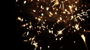 Siyah bir arkaplanda yeni yıl havai fişeklerinin parlak ışıkları. Saniyede yavaş çekim 1000 kare..