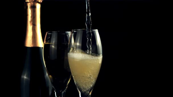 Champagne is poured into the glass with a whirlpool with air bubbles. Filmed is slow motion 1000 fps. — Stock Video