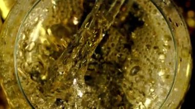 Hava kabarcıklı şampanya bardağa doluyor. Üst Manzara. Saniyede 1000 kare yavaş çekimde çekiliyor..