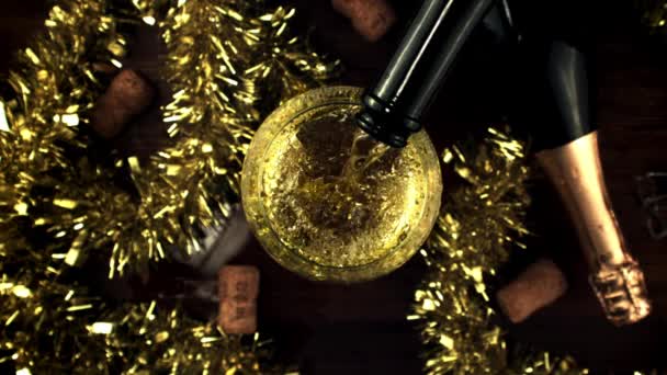 Champagne pours into the glass. Top view. Filmed is slow motion 1000 fps. — Stock Video