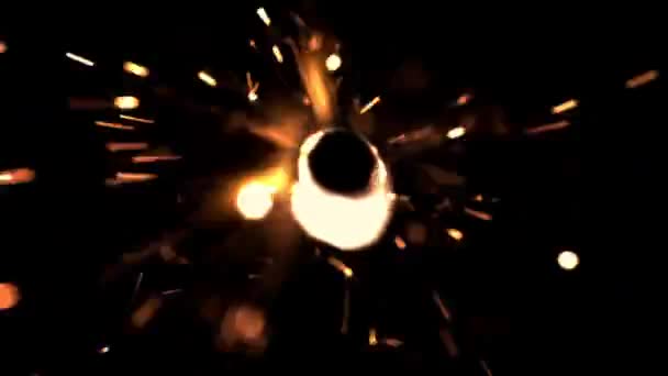 Σούπερ αργή κίνηση φωτεινή φλόγα σπινθηροβόλο. Τραβηγμένο σε κάμερα υψηλής ταχύτητας στα 1000 fps. — Αρχείο Βίντεο
