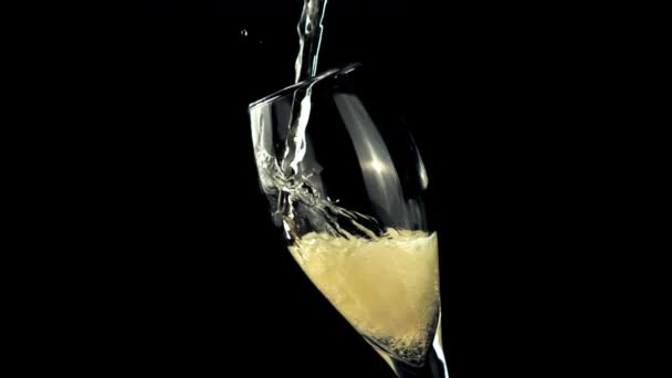 Do sklenice se nalije šampaňské s pěnou a vzduchovými bublinami. Snímek je zpomalen o 1000 snímků za sekundu. — Stock video