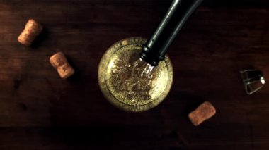 Yeni yıl. Shapmanskoye hava kabarcıklarıyla dolu bir bardağa dökülüyor. Üst görünüm.