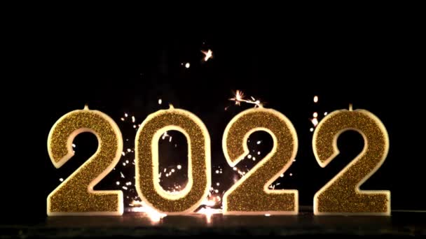 Luces brillantes de los fuegos artificiales de Año Nuevo con los números de 2022. — Vídeo de stock