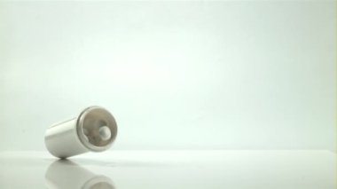 Masaya bir kavanoz hap düştü. Film yavaş çekimde 1000 fp..