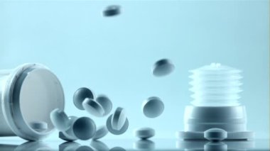 İlaçlar masaya düşer. Saniyede 1000 kare yavaş çekimde çekiliyor..