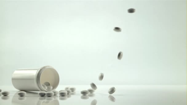 Tabletten vallen op tafel. Gefilmd is slow motion 1000 frames per seconde. — Stockvideo