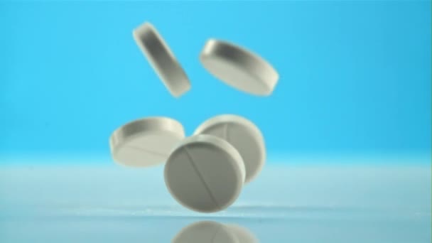 Pile of pills fall on the table. Filmed is slow motion 1000 frames per second. — Stock Video