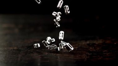İngiliz alfabesinin harfleri masaya düşer. Film yavaş çekimde 1000 fp..