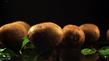 Kivi düşer ve ikiye ayrılırmış. Saniyede 1000 kare yavaş çekimde çekiliyor..