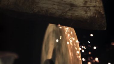 Kıvılcımlar saçan bir bıçak. Film yavaş çekimde 1000 fp..