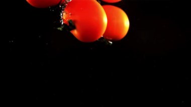 Domatesler hava kabarcıklarıyla suya düşer. Saniyede 1000 kare yavaş çekimde çekiliyor..