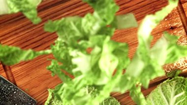 Pekin lahanası parçaları kesme tahtasına düştü. Film yavaş çekimde 1000 fp..